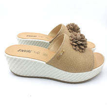 Carica l'immagine nel visualizzatore di Gallery, Enval 3768422 beige ciabatta donna con zeeppa di 6 cm e tomaia stampata con accessorio