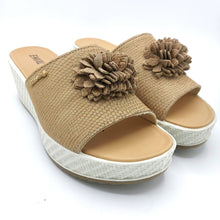Carica l'immagine nel visualizzatore di Gallery, Enval 3768422 beige ciabatta donna con zeeppa di 6 cm e tomaia stampata con accessorio
