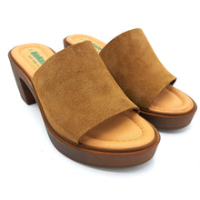 Carica l'immagine nel visualizzatore di Gallery, BioNatura 99A2267 cognac ciabatta con fondo in poliuretano e tacco 6,5 con plateau di 2 cm. Tomaia in pelle scamosciata con sottopiede in pelle