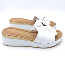 Carica l'immagine nel visualizzatore di Gallery, Fascino donna 83115 bianco ciabatta con zeppa di 4 cm e fiocco decorativo in pelle con sottopiede imbottito