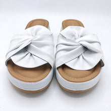 Carica l'immagine nel visualizzatore di Gallery, Fascino donna 83115 bianco ciabatta con zeppa di 4 cm e fiocco decorativo in pelle con sottopiede imbottito