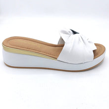 Carica l'immagine nel visualizzatore di Gallery, Fascino donna 83115 bianco ciabatta con zeppa di 4 cm e fiocco decorativo in pelle con sottopiede imbottito
