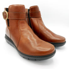 Carica l'immagine nel visualizzatore di Gallery, Enval 4767711 cognac stivaletto basso con zeppa con fibbia laterale e zip . Stivaletto provvisto di soletta estraibile in memory foam