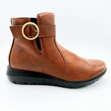 Carica l'immagine nel visualizzatore di Gallery, Enval 4767711 cognac stivaletto basso con zeppa con fibbia laterale e zip . Stivaletto provvisto di soletta estraibile in memory foam