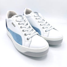 Carica l'immagine nel visualizzatore di Gallery, Igi&co 5658411 bianco azzurro sneaker donna in pelle con riporti in pelle scamosciata e dotata di soletta estraibile