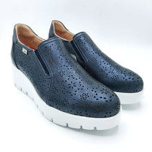 Carica l'immagine nel visualizzatore di Gallery, Callaghan 32113 blu mocassino donna in pelle traforata lavorata a laser con zeppa di 5,5 cm