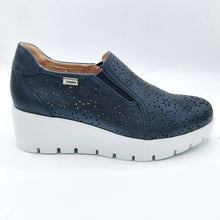 Carica l'immagine nel visualizzatore di Gallery, Callaghan 32113 blu mocassino donna in pelle traforata lavorata a laser con zeppa di 5,5 cm