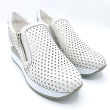 Carica l'immagine nel visualizzatore di Gallery, Valleverde 36420 ghiaccio sneakers donna con tomaia in pelle traforata e zip laterale