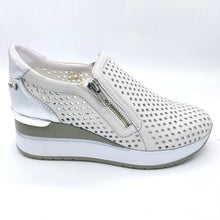Carica l'immagine nel visualizzatore di Gallery, Valleverde 36420 ghiaccio sneakers donna con tomaia in pelle traforata e zip laterale