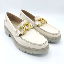 Carica l'immagine nel visualizzatore di Gallery, Valleverde V11511 avorio mocassino donna in pelle con catena color oro dotata di suola in gomma flessibile