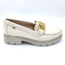 Carica l'immagine nel visualizzatore di Gallery, Valleverde V11511 avorio mocassino donna in pelle con catena color oro dotata di suola in gomma flessibile