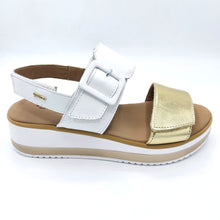 Carica l'immagine nel visualizzatore di Gallery, Igi&co 5685422 oro sandalo donna con doppia fascia di cui quella posteriore e superiore con stretch e zeppa da 5 cm
