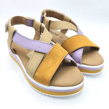 Carica l'immagine nel visualizzatore di Gallery, Igi&co 5685322 senape sandalo donna con zeppa , con tomaia incrociata multicolor lilla, senape e tortora