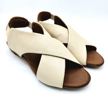 Carica l'immagine nel visualizzatore di Gallery, Bueno WL2408 crema sandalo donna incrociato in pelle con zeppa ba di 2 cm