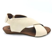 Carica l'immagine nel visualizzatore di Gallery, Bueno WL2408 crema sandalo donna incrociato in pelle con zeppa ba di 2 cm