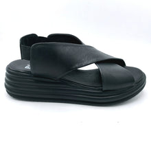 Carica l'immagine nel visualizzatore di Gallery, Bueno WY5703 nero sandalo incrociato in pelle con elastico posteriore e zeppa di 5 cm