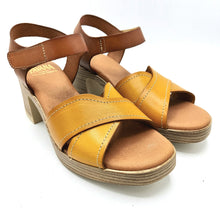 Carica l'immagine nel visualizzatore di Gallery, Pavana BERNA ocra sandalo donna in pelle con tacco di 7 cm e braccialetto con chiusura a strappo
