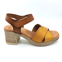 Carica l'immagine nel visualizzatore di Gallery, Pavana BERNA ocra sandalo donna in pelle con tacco di 7 cm e braccialetto con chiusura a strappo