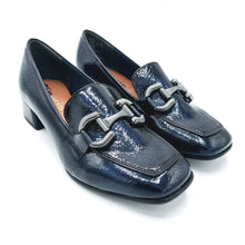 Carica l'immagine nel visualizzatore di Gallery, Tamaris 1-24316-42 blu mocassino donna con morsetto con tomaia in naplak in similpelle e tacco di 3,5 cm