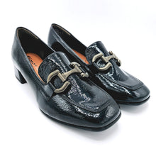 Carica l'immagine nel visualizzatore di Gallery, Tamaris 1-24316-43 nero mocassino donna vegan in naplak con tacco di 3,5 cm e morsetto frontale