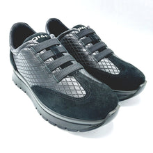 Carica l'immagine nel visualizzatore di Gallery, Igieco 6674000 neo sneakers donna con fasce elastiche, con tomaia in pelle e riporto in camoscio