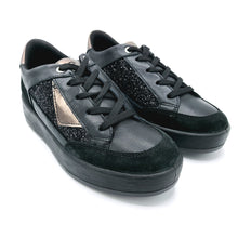 Carica l'immagine nel visualizzatore di Gallery, Igieco 6668500 nero sneakers stringata donna in pelle e camoscio con riporti in glitter. Dotata di soletta estraibile