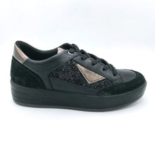 Carica l'immagine nel visualizzatore di Gallery, Igieco 6668500 nero sneakers stringata donna in pelle e camoscio con riporti in glitter. Dotata di soletta estraibile