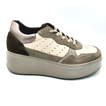 Carica l'immagine nel visualizzatore di Gallery, Igi&co 6672311 marmo sneakers donna in pelle e camoscio con chiusura con lacci.
Dotata di soletta estraibile e un fondo di 5 cm