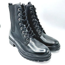 Carica l'immagine nel visualizzatore di Gallery, Vueva WH54H11 nero anfibio interamente in pelle dotato di cerniera laterale.
Sola in gomma con carrarmato