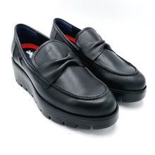 Carica l'immagine nel visualizzatore di Gallery, Callaghan 32115 nero mocassino donna in pelle con zeppa in gomma di 5,5 cm, con sistema adaptaction