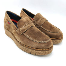 Carica l'immagine nel visualizzatore di Gallery, Callaghan 3260 mocassino in camoscio con zeppa bassa in gomma con sistema adaptaction e soletta estraibile