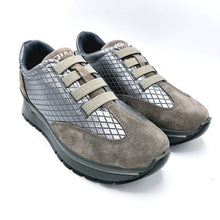 Carica l'immagine nel visualizzatore di Gallery, Igieco 667011 grigio sneakers donna in pelle e camoscio con fasce elastiche e soletta estraibile in memory foam