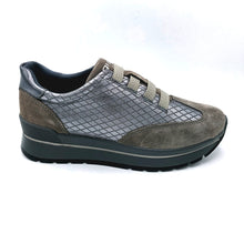 Carica l'immagine nel visualizzatore di Gallery, Igieco 667011 grigio sneakers donna in pelle e camoscio con fasce elastiche e soletta estraibile in memory foam