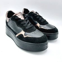 Carica l'immagine nel visualizzatore di Gallery, Igieco 6672300 nero sneakers donna in pelle e camoscio con chiusura con lacci.
Scarpa dotata di una zeppa di 5 cm e un plantare estraibile in memory foam