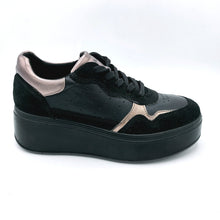 Carica l'immagine nel visualizzatore di Gallery, Igieco 6672300 nero sneakers donna in pelle e camoscio con chiusura con lacci.
Scarpa dotata di una zeppa di 5 cm e un plantare estraibile in memory foam