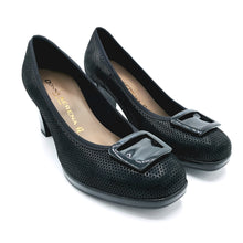 Carica l'immagine nel visualizzatore di Gallery, Donna serena 4Q4900DS nero decollete elegante on accessorio in tinta.
Dotato di un plateau di 1 cm e tacco di 7 cm
