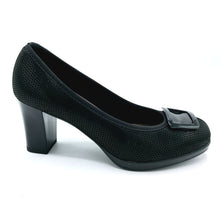 Carica l'immagine nel visualizzatore di Gallery, Donna serena 4Q4900DS nero decollete elegante on accessorio in tinta.
Dotato di un plateau di 1 cm e tacco di 7 cm