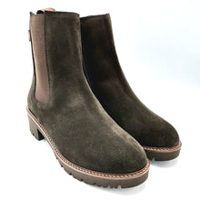 Carica l'immagine nel visualizzatore di Gallery, Callaghan 13453 marrone stivaletto donna in camoscio con elastico e cerniera laterale.
Suola con sistema adaptaction e soletta estraibile