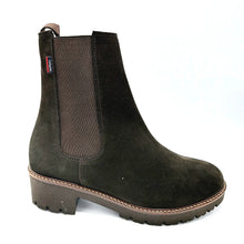 Carica l'immagine nel visualizzatore di Gallery, Callaghan 13453 marrone stivaletto donna in camoscio con elastico e cerniera laterale.
Suola con sistema adaptaction e soletta estraibile