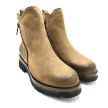 Carica l'immagine nel visualizzatore di Gallery, Igieco 6686211 taupe bikers donna in nabuk con doppia cerniera di cui una decorativa e suola in gomma