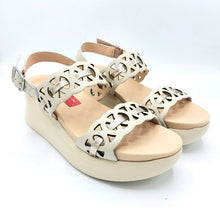 Carica l'immagine nel visualizzatore di Gallery, Callaghan 29926 beige sandalo in pelle on doppia fascia e riporto color oro con tomaia ritagliata a laser. Dotata di zeppa in gomma con sistema adaptaction