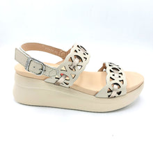 Carica l'immagine nel visualizzatore di Gallery, Callaghan 29926 beige sandalo in pelle on doppia fascia e riporto color oro con tomaia ritagliata a laser. Dotata di zeppa in gomma con sistema adaptaction