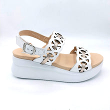 Carica l'immagine nel visualizzatore di Gallery, Callaghan 29926 bianco sandalo in pelle on doppia fascia e riporto color oro con tomaia ritagliata a laser. Dotata di zeppa in gomma con sistema adaptaction