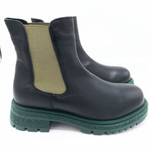 Carica l'immagine nel visualizzatore di Gallery, Bueno WZ1403 nero verde stivaletto donna modello beatles in pelle con elastici e suola a contrasto