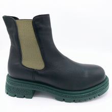 Carica l'immagine nel visualizzatore di Gallery, Bueno WZ1403 nero verde stivaletto donna modello beatles in pelle con elastici e suola a contrasto