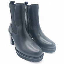 Carica l'immagine nel visualizzatore di Gallery, Callaghan 30809 nero stivaletto in pelle con zip ed elastico laterale con tacco 7 cm e plateau di 1,5 cm