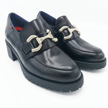 Carica l'immagine nel visualizzatore di Gallery, Callaghan 32703 nero mocassino donna con applicazione argento con suola in gomma con sistema adaptaction