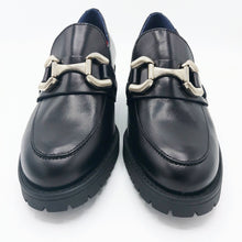 Carica l'immagine nel visualizzatore di Gallery, Callaghan 32703 nero mocassino donna con applicazione argento con suola in gomma con sistema adaptaction