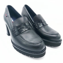 Carica l'immagine nel visualizzatore di Gallery, Callaghan 30806 nero mocassino donna in pelle con rifiniture in naplak con tacco largo di 7 cm e plateau di 1,5 cm