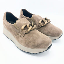 Carica l'immagine nel visualizzatore di Gallery, Enval 4774533 tortora mocassino in pelle scamosciata con accessorio e con soletta in memory foam